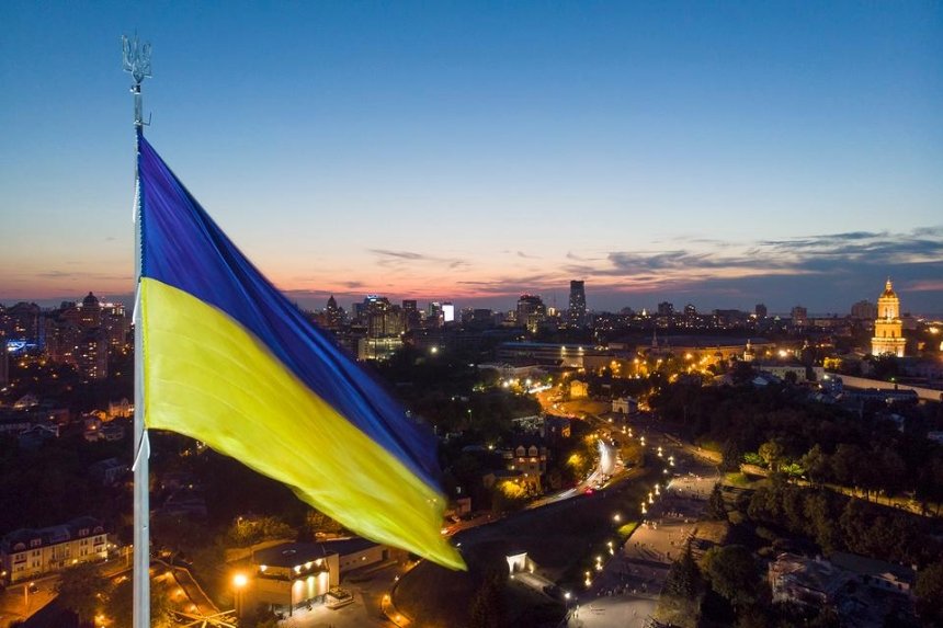 Ночью в Киеве снимут самый большой флаг Украины: причина