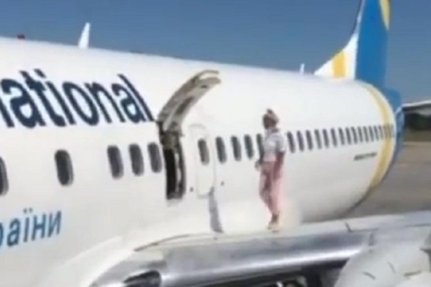 Пассажирка МАУ прогулялась по крылу самолета — теперь ее ждет наказание