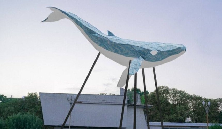 На ВДНГ устанавливают огромного «Киевского кита» из переработанного пластика