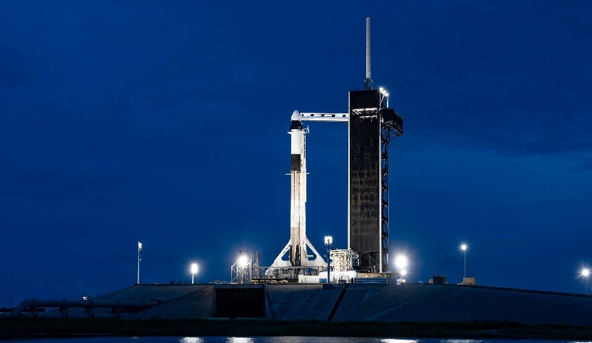 SpaceX отправит в космос первый гражданский экипаж: где смотреть трансляцию