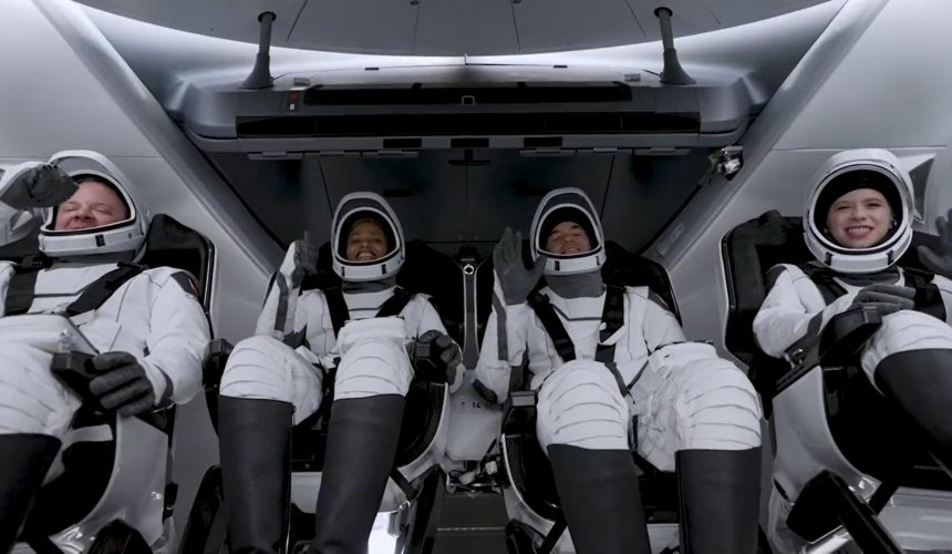 SpaceX запустила в космос первый гражданский экипаж: как это было