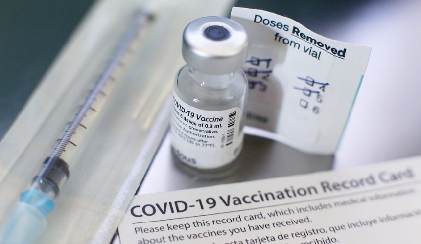 В Украине введут обязательную вакцинацию от COVID-19 для педагогов и чиновников
