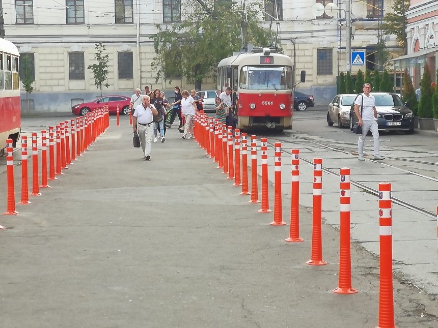 У Києві, на зупинці трамваїв по вулиці Спаській встановили делініатори. 