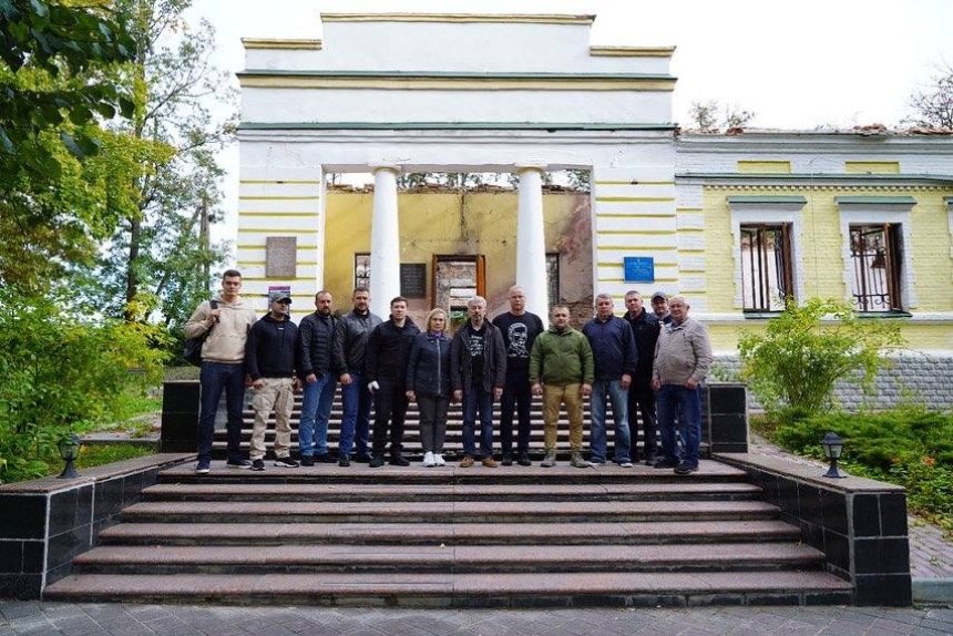 Міністр культури Олександр Ткаченко біля музею Григорія Сковороди.