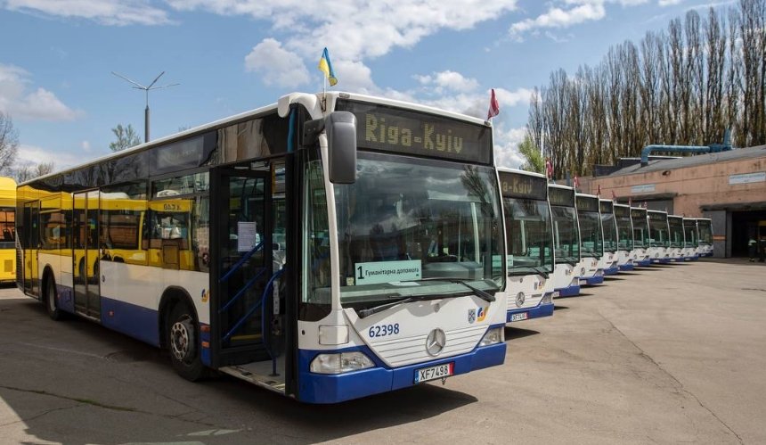 У Києві почали курсувати 11 нових автобусів, подарованих Латвією 