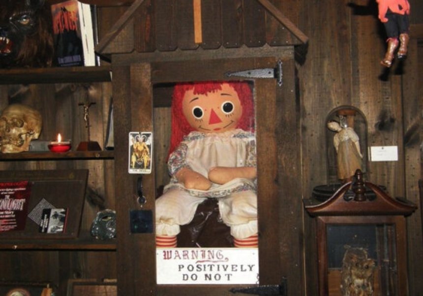 Справжня лялька Анабель в музеї