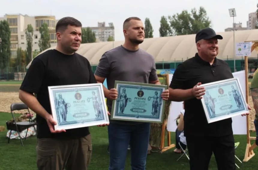 Волонтери та жителі Дарницького району Києва сплели рекордну маскувальну сітку площею майже 3000 квадратних метрів