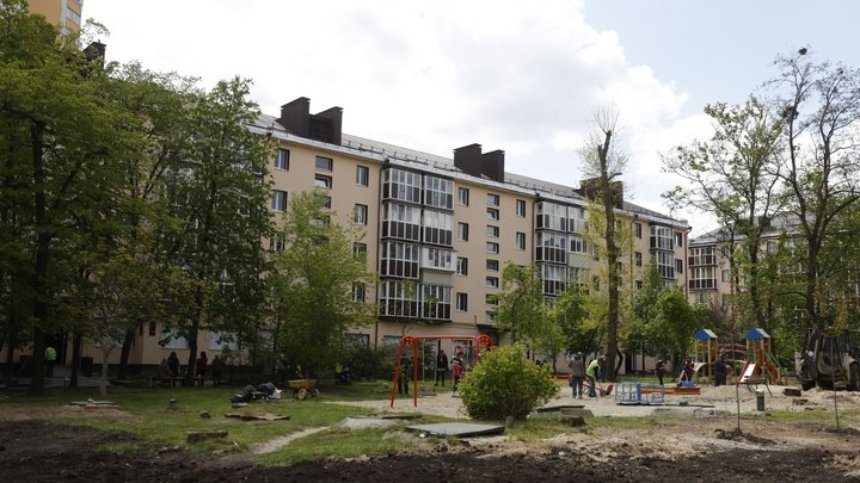 Відновлений будинок на вулиці Межовій у столиці після російського обстрілу