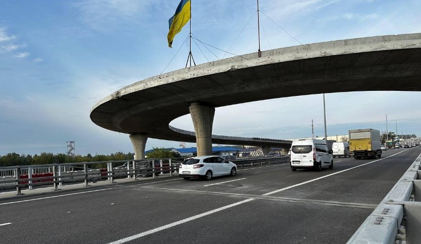 На трасі Київ-Чоп повністю відновили міст, зруйнований на початку вторгнення 