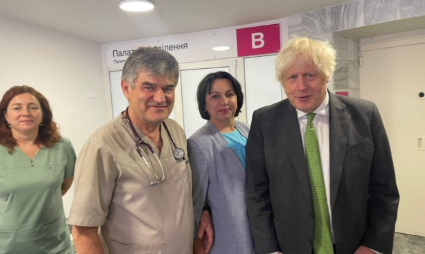 Колишній британський прем’єр Борис Джонсон відвідав Київський обласний центр реабілітаційної медицини й поспілкувався там з військовими