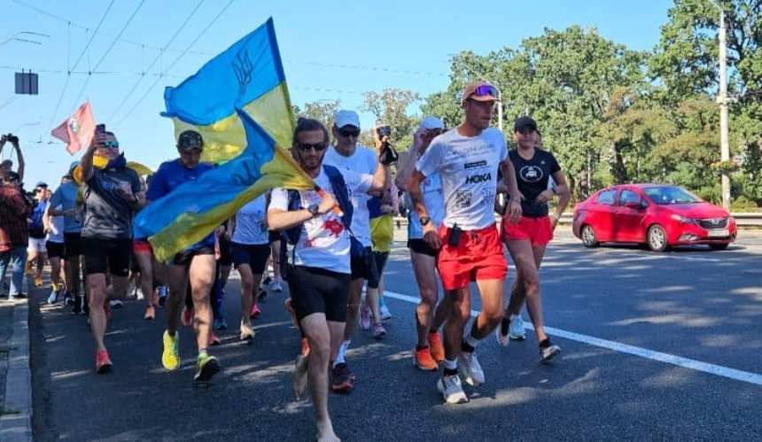 Заради допомоги Україні: марафонець з Нідерландів фінішував у Києві