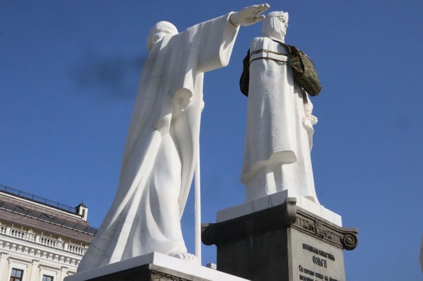 Сьогодні, 13 вересня 2023, пам’ятник княгині Ользі в Шевченківському районі Києва вбрали в бронежилет із написом "Їй потрібна броня"