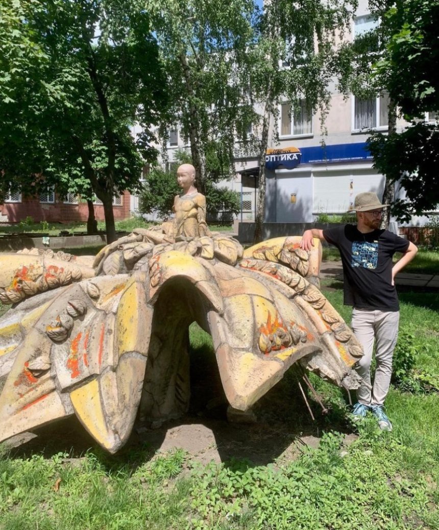 Активіст Дмитро Соловйов врятував від повного знищення скульптуру Дюймовочки на Троєщині й зараз веде перемовини про її відновлення
