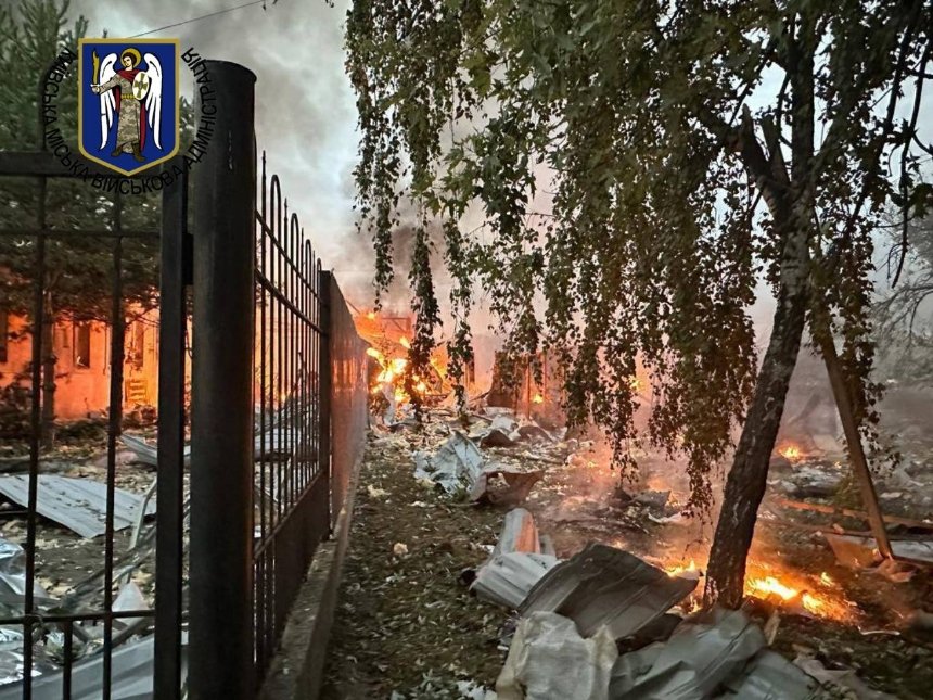 Сьогодні вночі, 21 вересня, ворог вкотре атакував Київ: сили ППО збили над містом 20 цілей, але через падіння уламків є руйнування і постраждалі