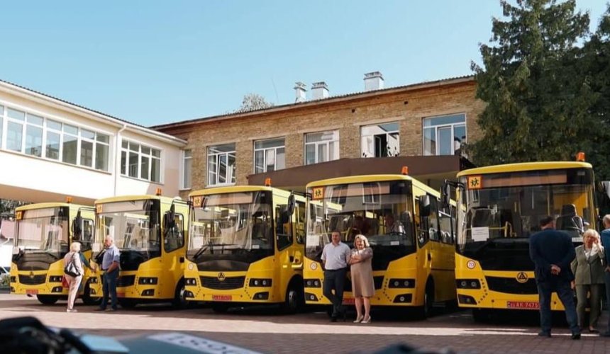 Школи Київщини отримали понад 60 нових автобусів з початку року 
