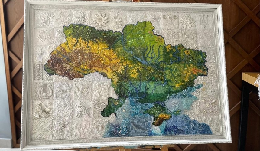 У Бучі представили вишиті мапи-обереги України, над якими працювали 140 майстринь: фото