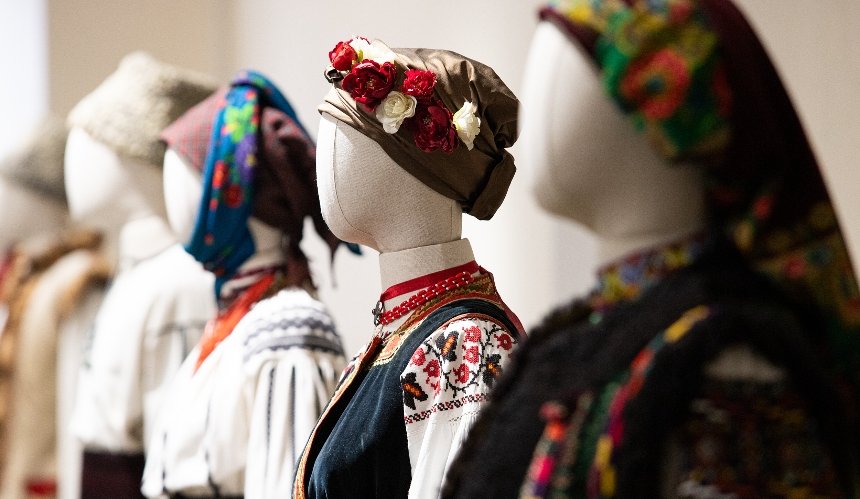 У Музеї Івана Гончара продовжили виставку українського та кримськотатарського вбрання: фото