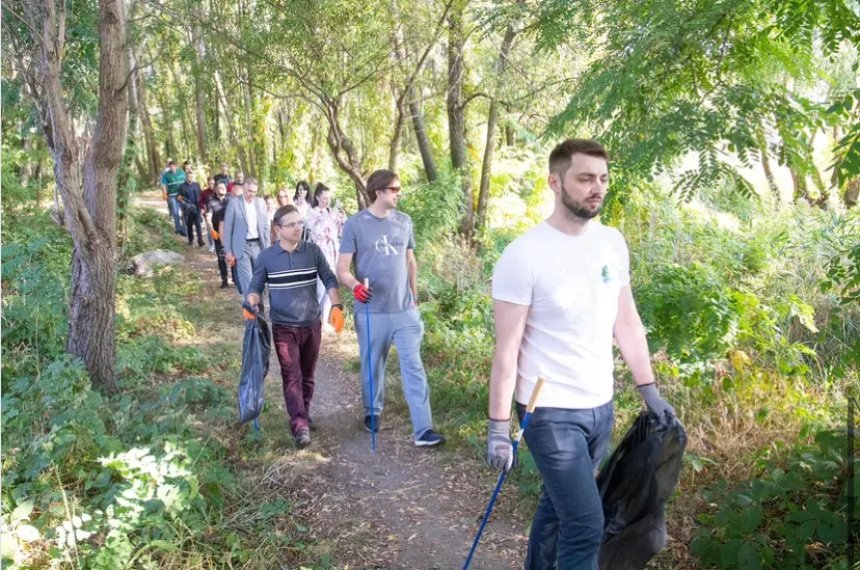 До всеукраїнської акції "День води" в Києві очистили від сміття берег озера Вирлиця