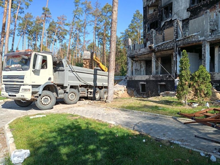 На Гостомельському шосе відновлюють ще один багатоквартирний будинок: як проходять роботи