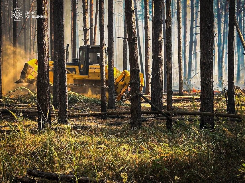 Вогнеборці продовжують боротись з пожежою у зоні відчуження