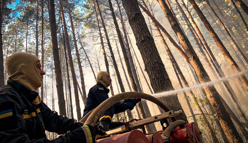 Вогнеборці продовжують боротись з пожежою у зоні відчуження: фото