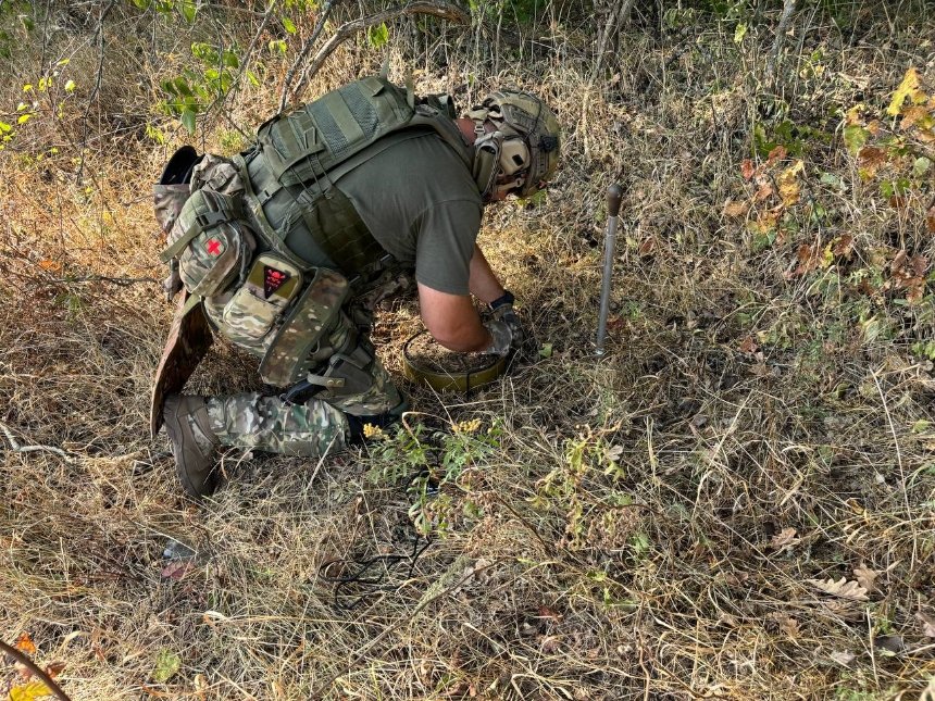 Київські поліцейські-кінологи з собаками допомагають розміновувати Харківщину