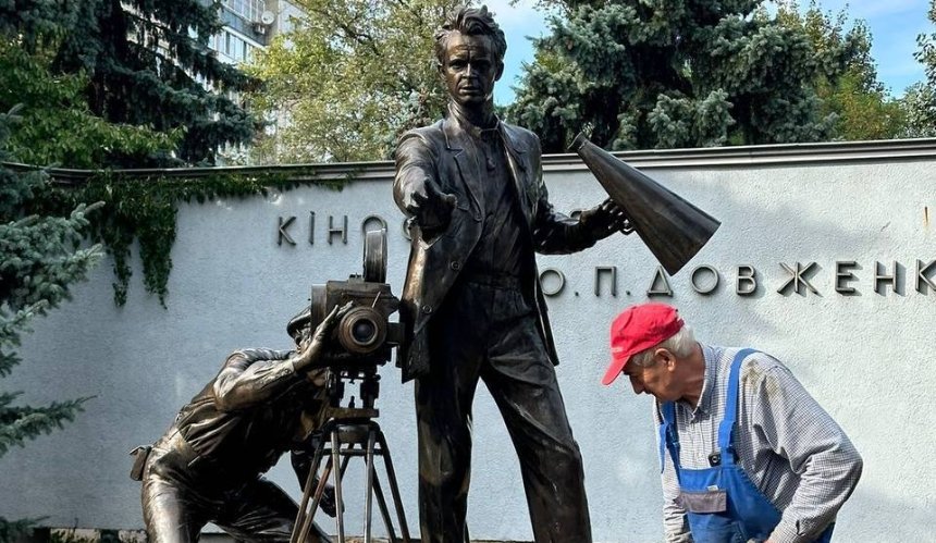 У Києві встановлюють пам'ятник режисеру Олександру Довженку: фото