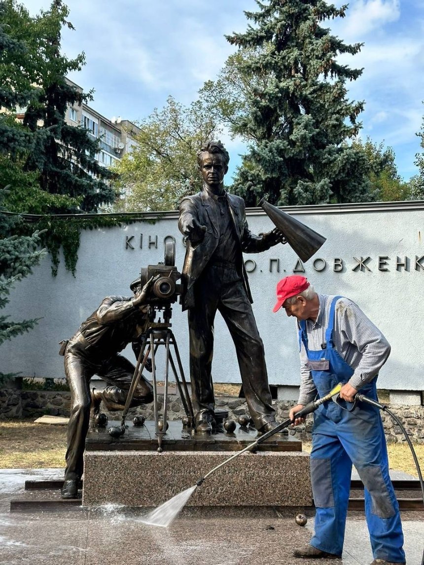 У Києві встановлюють пам'ятник режисеру Олександру Довженку