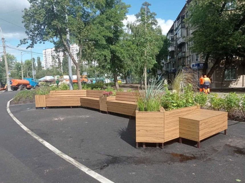 На розі Полярної і Вишгородської в Оболонському районі Києва встановили вуличні меблі з озелененням: як вони виглядають