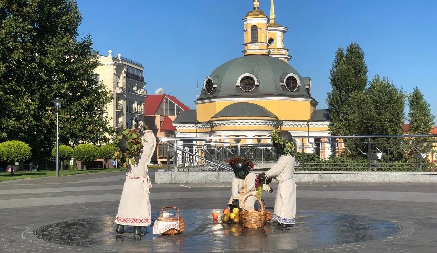 Скульптури малюків-засновників Києва переодягнули до Дня осіннього рівнодення: фото