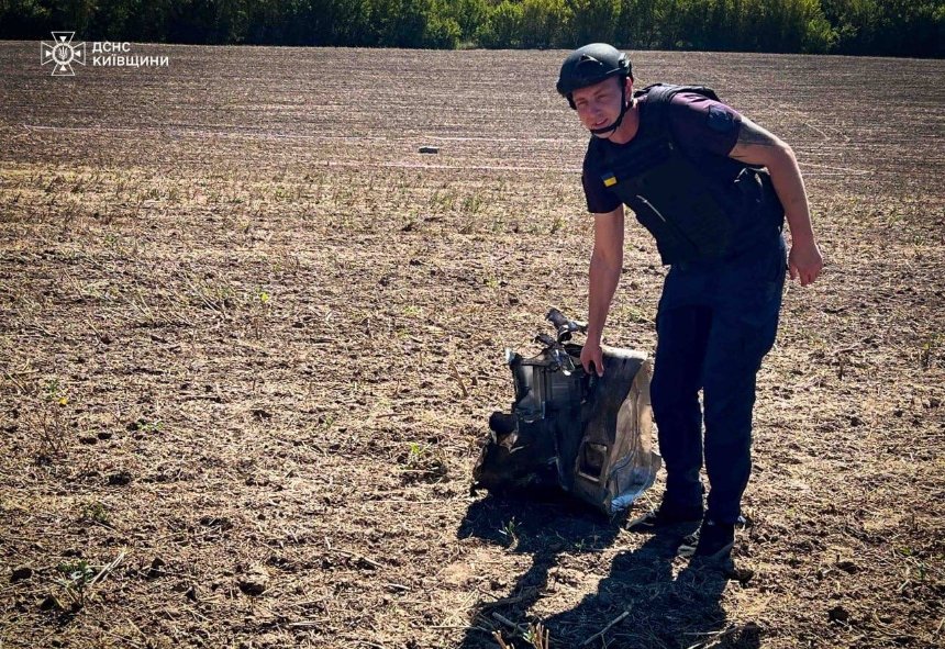 У полі на Київщині виявили уламки ракети з бойовою частиною: фото
