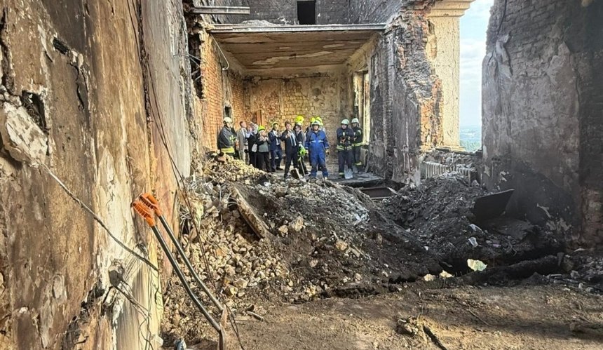 Пожежа внаслідок обстрілу в Кабміні