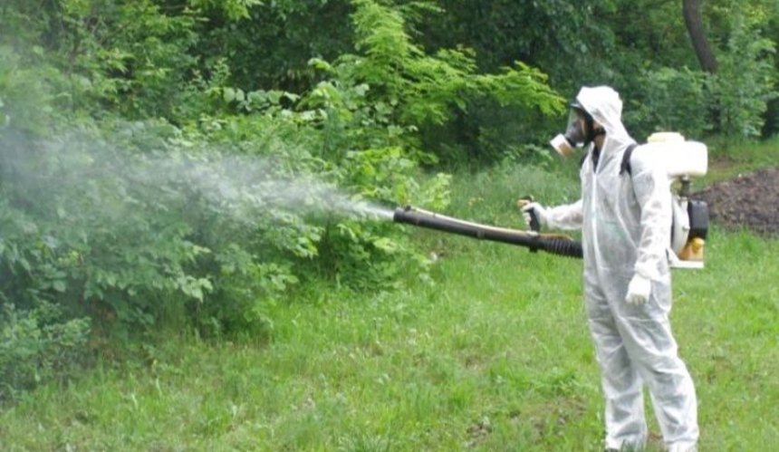 У Києві обробляють парки й сквери від кліщів