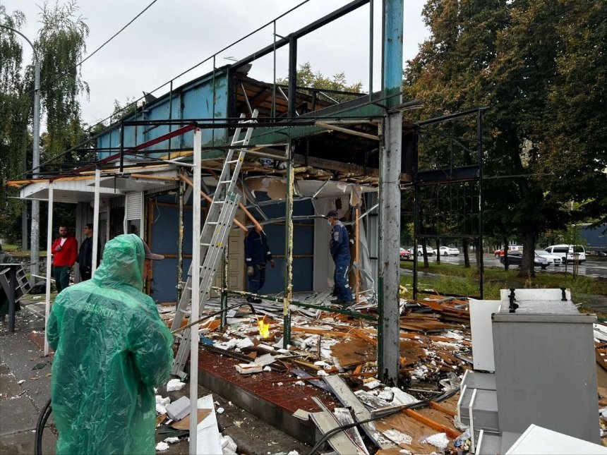 У Києві демонтували величезний МАФ
