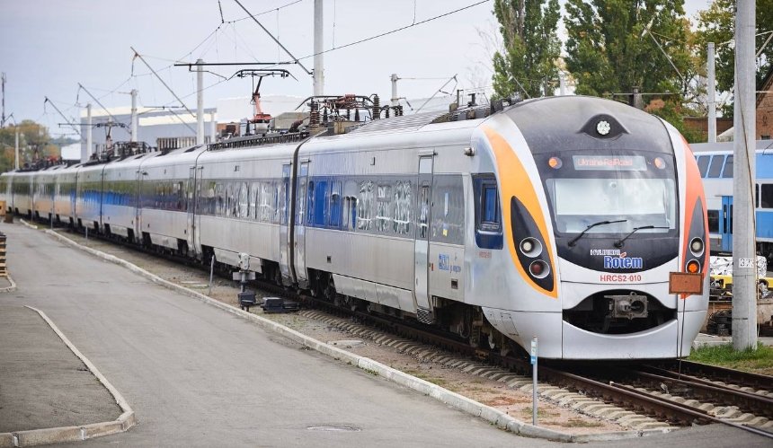 Через ремонт колій на Прикарпатті змінюється рух низки поїздів з Києва і до Києва