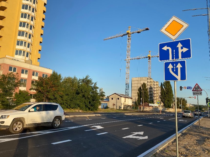 На перехресті трьох вулиць у Дарницькому районі змінили схему руху