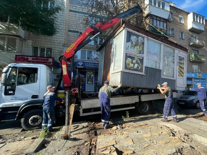 На Подолі демонтували 11 МАФів, що простояли там 20 років з порушеннями