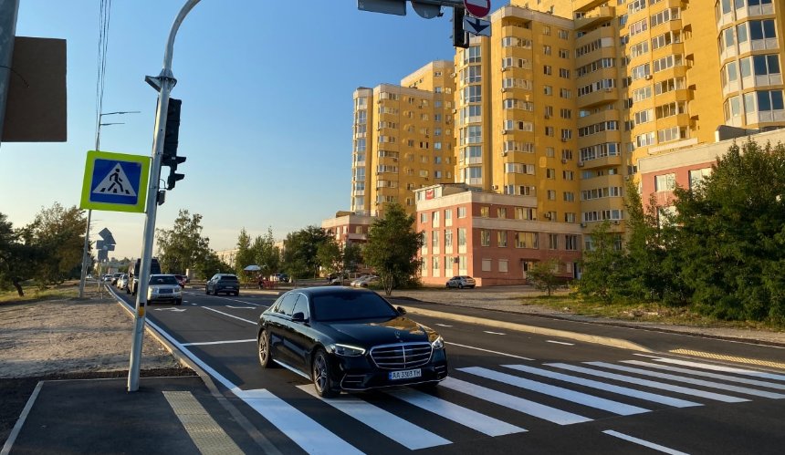 На перехресті трьох вулиць у Дарницькому районі змінили схему руху: що потрібно знати водіям