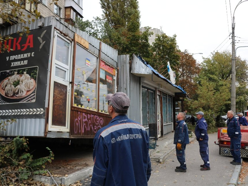 На Подолі демонтували 11 МАФів, що простояли там 20 років з порушеннями