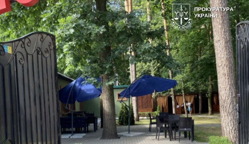 У Голосієві припинили право власності на самовільно збудований ресторан у парку