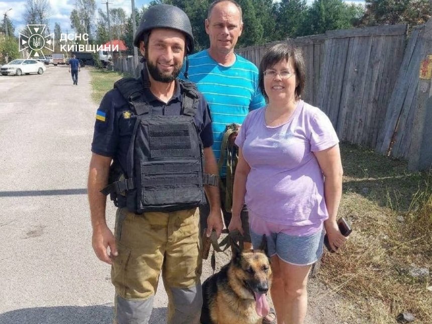 На Київщині рятувальники витягли з пастки собаку
