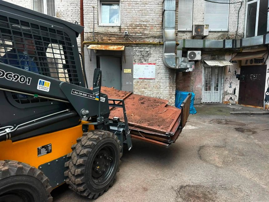 За тиждень у Києві демонтували 35 незаконних споруд і МАФів