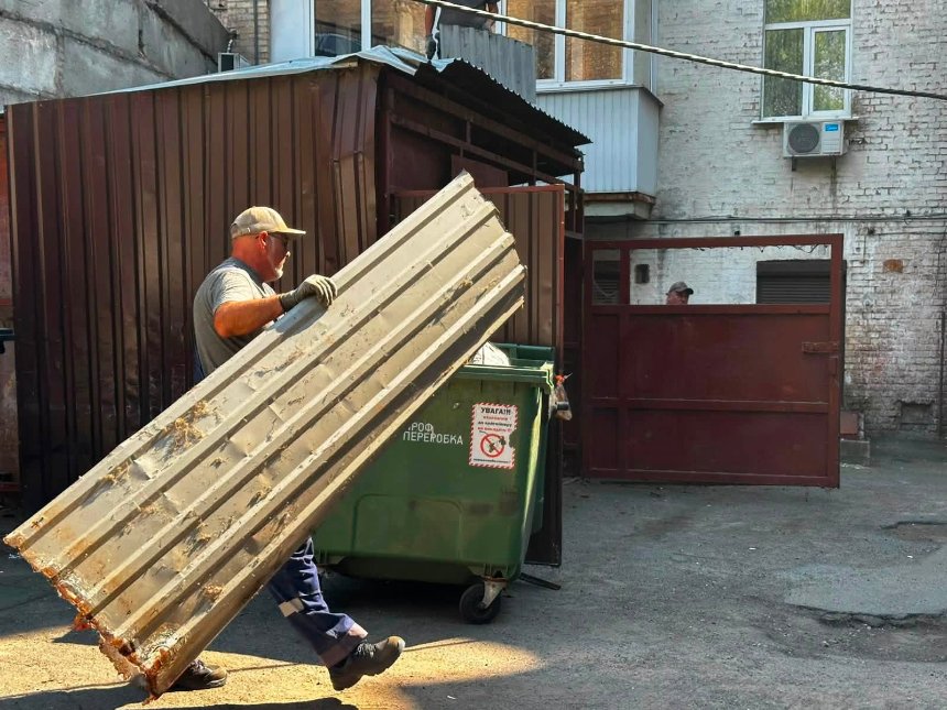 За тиждень у Києві демонтували 35 незаконних споруд і МАФівЗа тиждень у Києві демонтували 35 незаконних споруд і МАФів