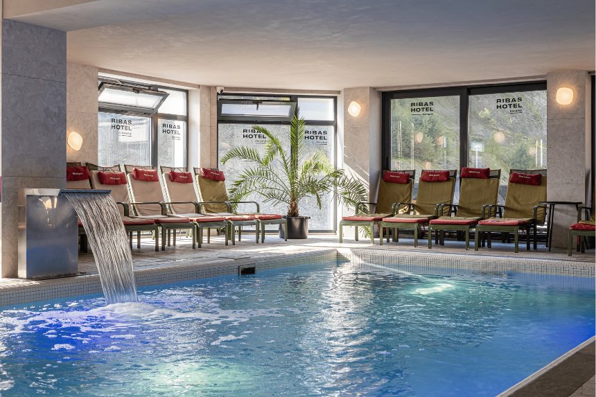 Критий басейн у SPA-комплексі Ribas Karpaty Критий басейн у SPA-комплексі Ribas Karpaty