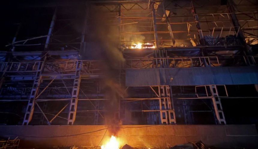 Вранці 10 вересня у Голосіївському районі спалахнула пожежа після ворожої атаки: фото