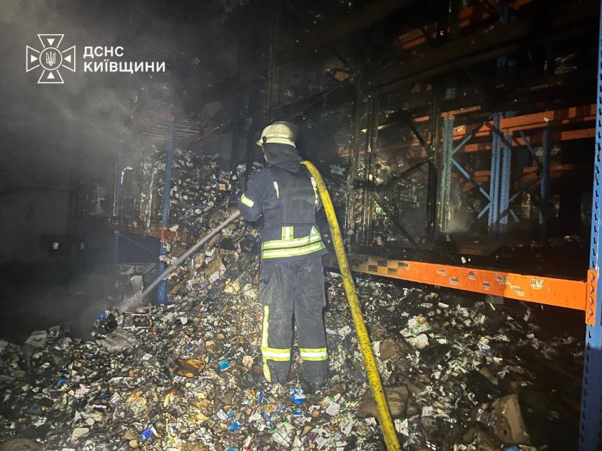 На Київщині ворог повторно вдарив по логістичному складу під час гасіння пожежі