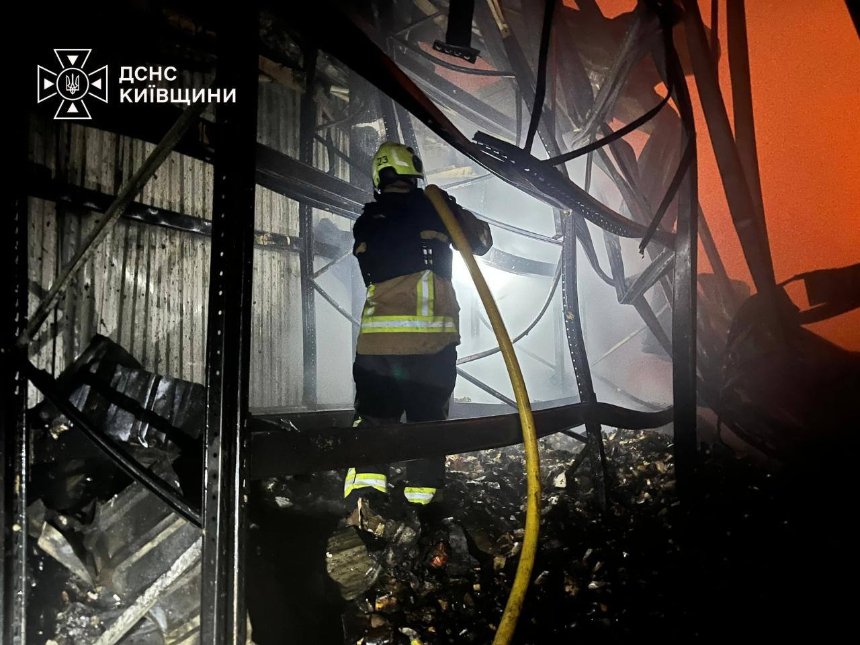 На Київщині ворог повторно вдарив по логістичному складу під час гасіння пожежі