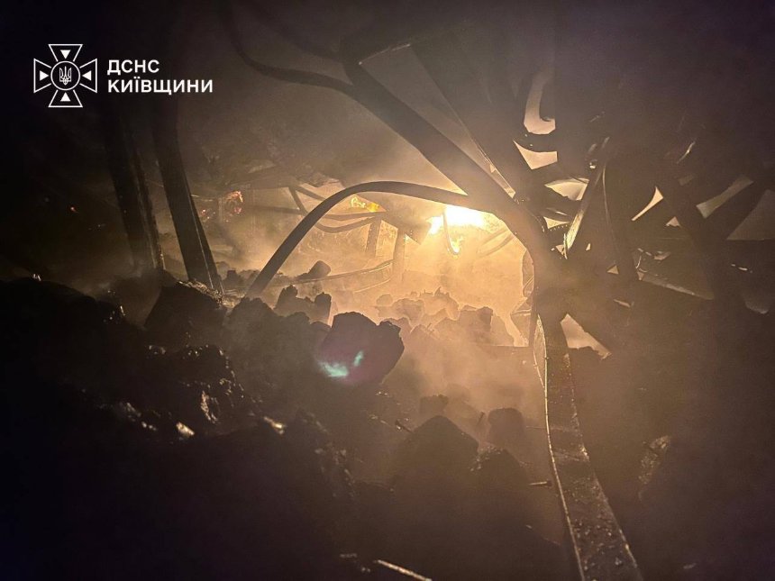 На Київщині ворог повторно вдарив по логістичному складу під час гасіння пожежі
