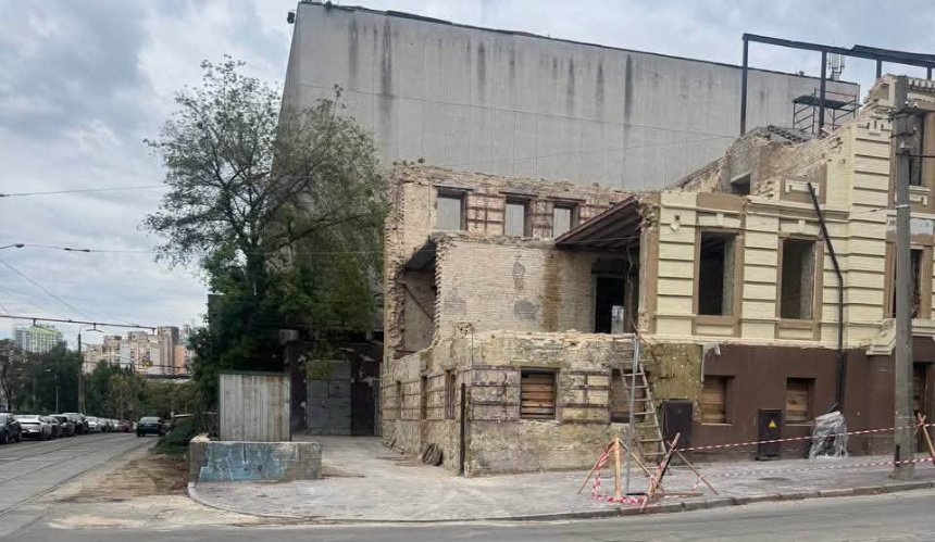 У Києві зупинили розбирання історичної Поліцейської дільниці на Лукʼянівці: деталі
