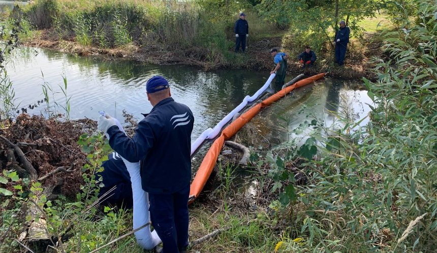 На струмку Сирець та озері Кирилівському у Києві локалізували витік нафтової емульсії: що відомо